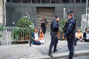 Derniere Renovation Environmental activists Protest - Paris