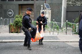 Derniere Renovation Environmental activists Protest - Paris