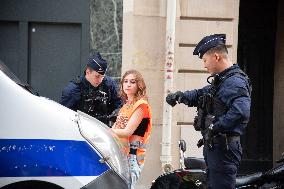 Derniere Renovation Environmental activists Protest - Paris