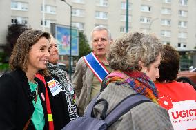 Demonstration In Front Of The Hospital Beaujon - Paris