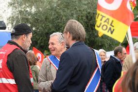 Demonstration In Front Of The Hospital Beaujon - Paris