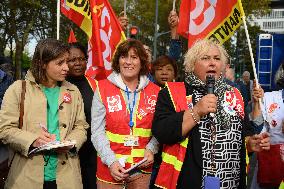 Demonstration In Front Of The Hospital Beaujon - Paris