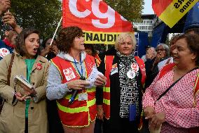 Demonstration In Front Of The Hospital Beaujon - Paris