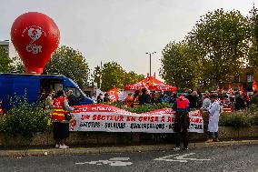 Demonstration In Front Of The Hospital Beaujon - Paris