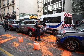 Derniere Renovation Environmental Activists Protest - Paris