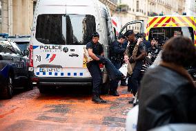 Derniere Renovation Environmental Activists Protest - Paris