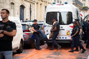 Derniere Renovation Environmental Activists Protest - Paris