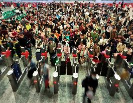 Xinhua Headlines: Holiday consumption boom mirrors vitality, potential of Chinese economy