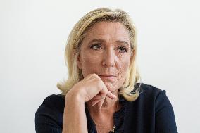 Marine Le Pen Visits A Care Centre - Ollioules