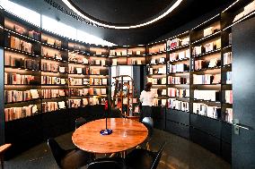 Readers at Duoyun Bookstore in Shanghai Tower