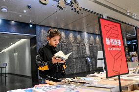 Readers at Duoyun Bookstore in Shanghai Tower