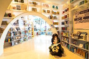 Readers at Duoyun Bookstore in Shanghai Tower