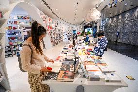 Readers at Duoyun Bookstore in Shanghai Tower