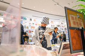 Readers at Duoyun Bookstore in Shanghai Tower