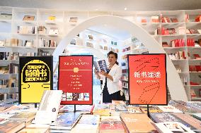 Readers at Duoyun Bookstore in Shanghai Tower