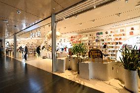 Readers at Duoyun Bookstore in Shanghai Tower