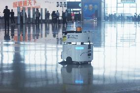 Sweeping Robot Performs Cleaning Operations at Hangzhou Xiaoshan International Airport