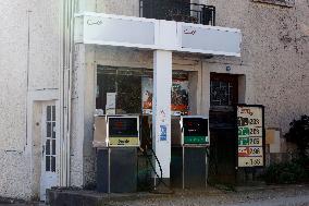 A View Of A Small Gas Station In Primery