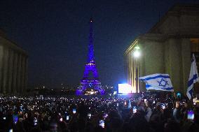 The Eiffel Tower Illuminated In Israeli Colors - Paris