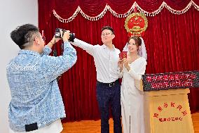 Couples Getting Married in Qingzhou