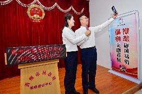 Couples Getting Married in Qingzhou