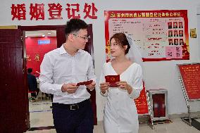 Couples Getting Married in Qingzhou