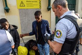 Migrants Controlled At Italian Border - Menton