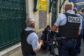 Migrants Controlled At Italian Border - Menton