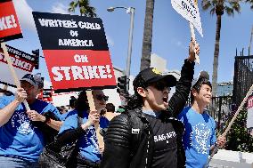 Xinhua Headlines: U.S. mired in wave of strikes fueled by social inequality, inflation