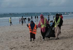 SOMALIA-MOGADISHU-VOLUNTEERS-BEACH-GARBAGE CLEANING