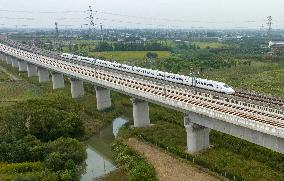 Trains Run on he Shanghai-Suzhou-Nantong Railway