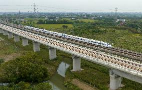 Trains Run on he Shanghai-Suzhou-Nantong Railway