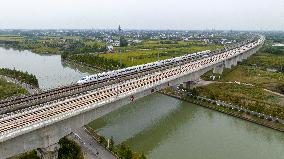 Trains Run on he Shanghai-Suzhou-Nantong Railway