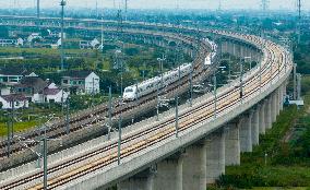 Trains Run on he Shanghai-Suzhou-Nantong Railway