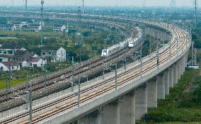 Trains Run on he Shanghai-Suzhou-Nantong Railway