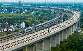 Trains Run on he Shanghai-Suzhou-Nantong Railway