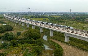 Trains Run on he Shanghai-Suzhou-Nantong Railway