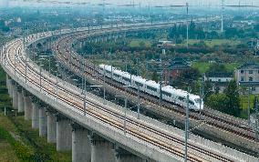 Trains Run on he Shanghai-Suzhou-Nantong Railway