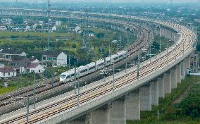 Trains Run on he Shanghai-Suzhou-Nantong Railway