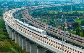 Trains Run on he Shanghai-Suzhou-Nantong Railway