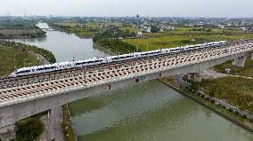 Trains Run on he Shanghai-Suzhou-Nantong Railway