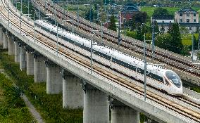 Trains Run on he Shanghai-Suzhou-Nantong Railway