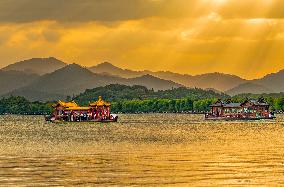 Visitors Enjoy The Sunset Scenery of the West Lake in Hangzhou