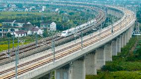 Trains Run on he Shanghai-Suzhou-Nantong Railway