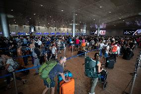 (FOCUS) ISRAEL-BEN GURION INT'L AIRPORT-STRANDED PASSENGERS