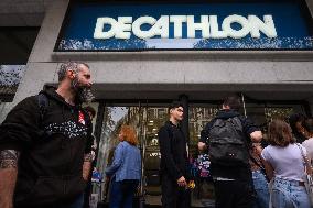 Rally And Picket In Front Of The Decathlon - Paris