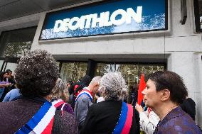 Rally And Picket In Front Of The Decathlon - Paris