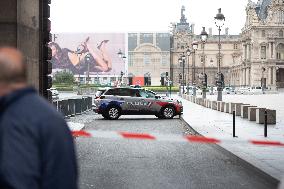 Louvre Museum Evacuated Following A Bomb Threat - Paris