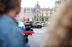 Louvre Museum Evacuated Following A Bomb Threat - Paris