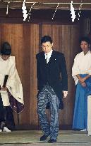 Japan economy minister visits war-linked Yasukuni shrine